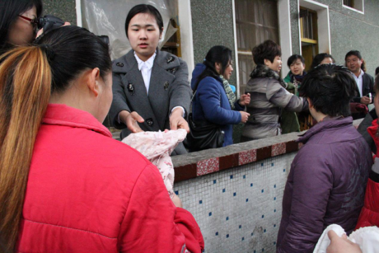 农交中心青年志愿者到市精神病院参加“爱心暖寒冬”捐衣活动。