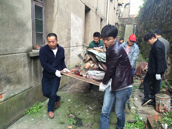 农交中心青年志愿者到东坡亭社区参与“清洁家园进社区”活动，对社区陈年垃圾进行彻底清理，杜绝卫生死角