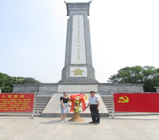 农交中心领导班子赴红安接受革命传统教育，向烈士纪念碑敬献花篮